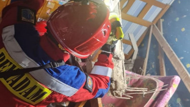 Gulkamat Jaksel mengevakuasi korban tembok roboh di Pasar Minggu