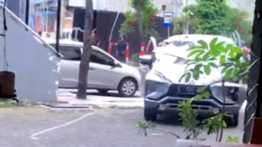 Mitsubishi Xpander tabrak kafe di Surabaya