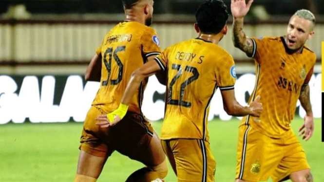 Pemain Bhayangkara FC rayakan gol Radja Nainggolan