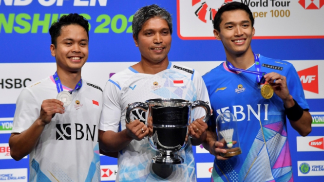 Anthony Ginting dan Jonatan Christie bersama pelatih Irwansyah