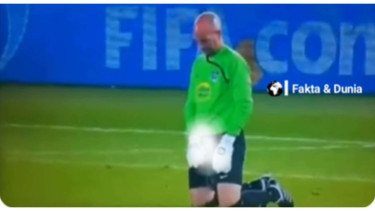 Kiper Kencing di Atas Lapangan