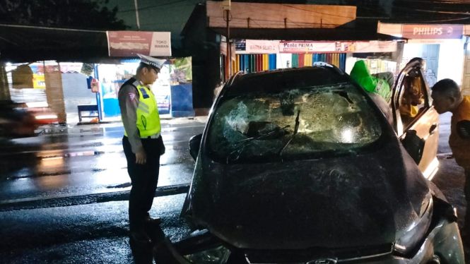 Mobil Ford diamuk massa di Depok