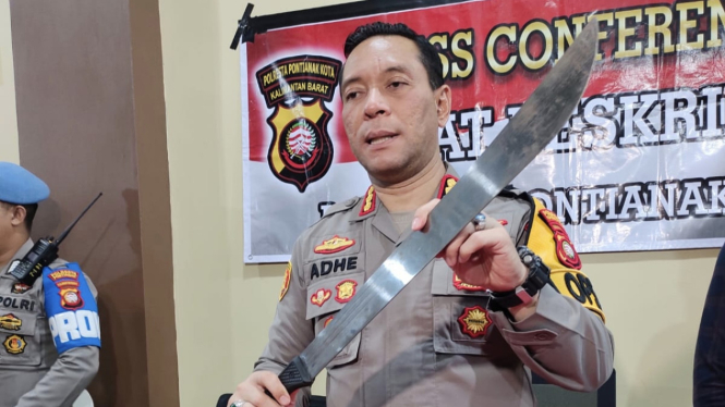 Kapolresta Pontianak Kombes Pol Adhe Hariadi menunjukkan Sajam yang didapatkan dari anak-anak yang diamankan saat pihaknya menggelar razia di wilayah Kota Pontianak, Minggu 17 Maret 2024.