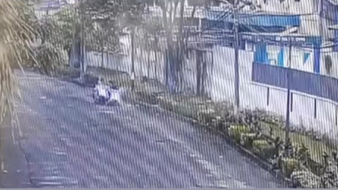 Rekaman CCTV Aksi pembacokan dan perampasan kendaraan oleh OTK terhadap santri di Tangerang 