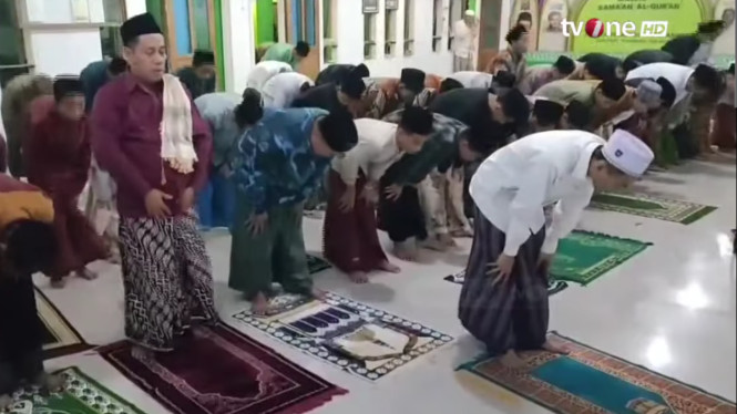 Salat tarawih di Ponpes Al Quraniyah Indramayu, 23 rakaat selesai 7 menit