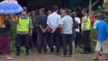 Polisi sedang mengimbau masyarakat Tangerang bersama Ibu Ipin agar bisa membubarkan diri