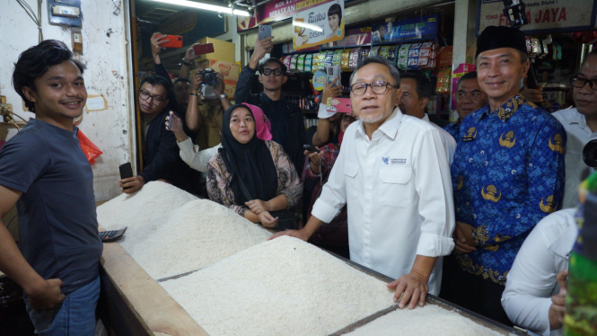 Mendag Zulkifli Hasan mengencek harga Sembako didampingi Wakil Walikota Bogor, Dedie A Rachim