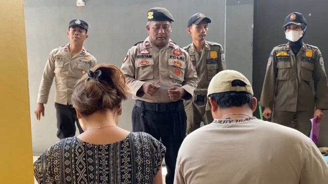Pasangan mesum dirazia aparat berduaan di kamar kos Tegal