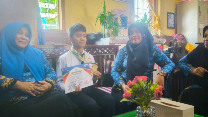 Birza Reyvanda Putra (tengah) saat meraih medali emas di Kejuaraan Taekwondo