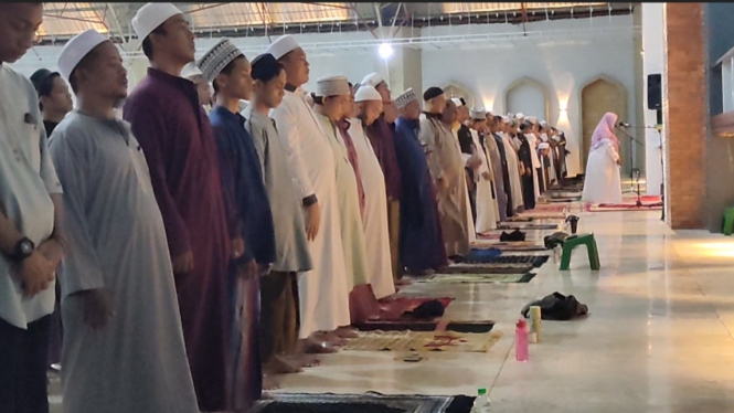 Salat Tarawih 30 Juz Al Quran di Masjid Pesantren Al Fatah Temboro Magetan 