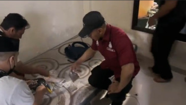 Polsek Pesanggrahan ketika melakukan penggrebekan gudan tembakau sintetis di sebuah runah kos