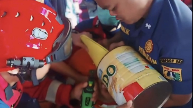 Pihak Suku dinas Penanggulangan Kebakaran dan Penyelamatan (Gulkarmat) Jakarta Timur melakukan evakuasi terhadap kepala bocah bernama Ahmad (5) yang tersangkut dan tidak bisa lepas dari sebuah kaleng bekas. 