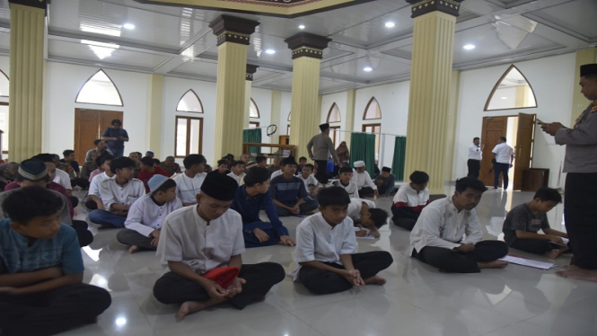 Polresta Cirebon menggelar pesantren kilat bagi anak-anak pelaku tawuran