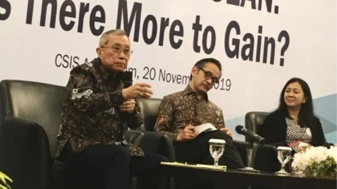 Peneliti senior Jusuf Wanandi (kiri).