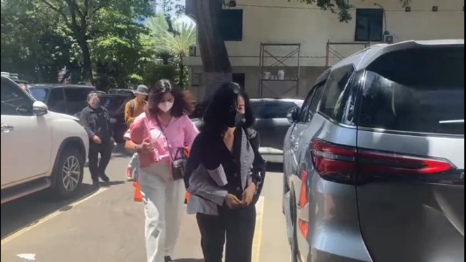 Amy BJ WNA Korea dan asisten pribadinya.