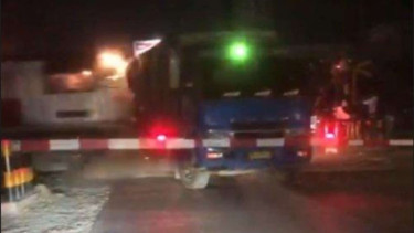 Truk tertabrak kereta api