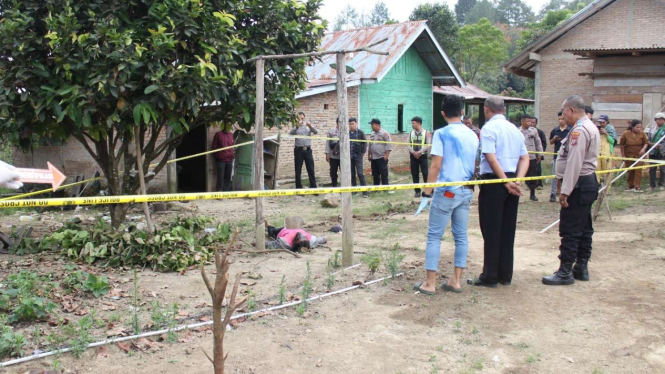 Olah TKP Pembunuhan Oleh Kakak Kandung Kepada Adiknya
