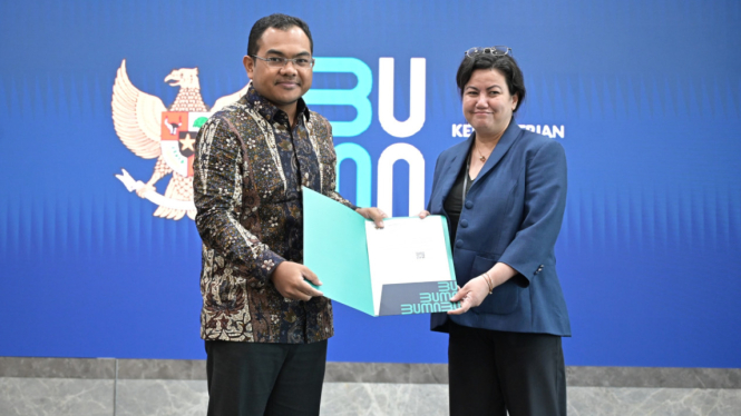 Deputi Bidang Manajemen Sumber Daya Manusia, Teknologi, dan Informasi Kementerian BUMN Tedi Bharata (kiri) saat menyerahkan keputusan Rapat Umum Pemegang Saham pengangkatan Nawal Nely (kanan) sebagai Komisaris PLN.