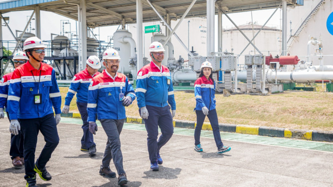 Dirut Pertamina Patra Niaga, Riva Siahaan saat melakukan pengecekan langsung di AFT Kualanamu .(dok Pertamina PPN Sumbagut)