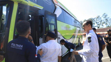 Petugas dinas perhubungan kota tangerang melakukan ramp check pada bus di terminal poris plawad, tangerang