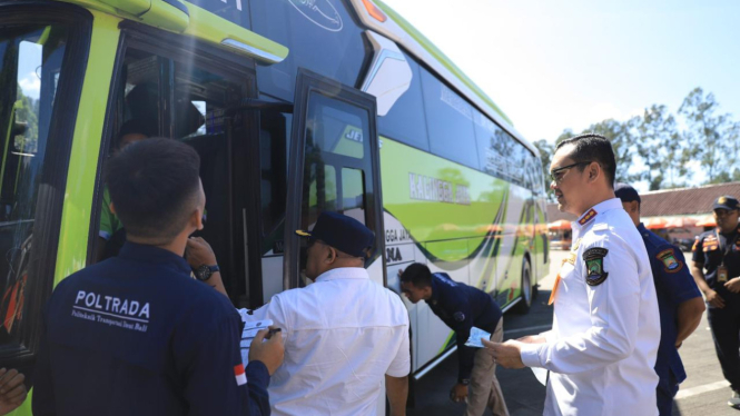 Petugas dinas perhubungan kota tangerang melakukan ramp check pada bus di terminal poris plawad, tangerang