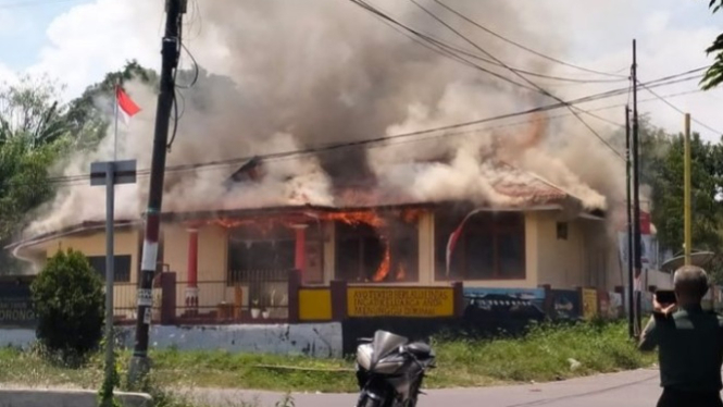 Kantor Polsek Borong, Manggarai Timur, NTT Hangus Terbakar 