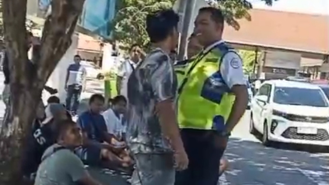 Adu mulut antara petugas Avsec Bandara Ngurah Rai dengan salah seorang pengemudi transportasi pangkalan