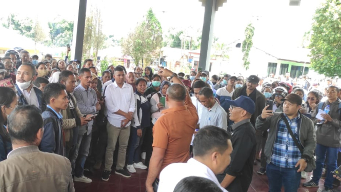 Ratusan nakes menggelar aksi demo di kantor DPRD Manggarai