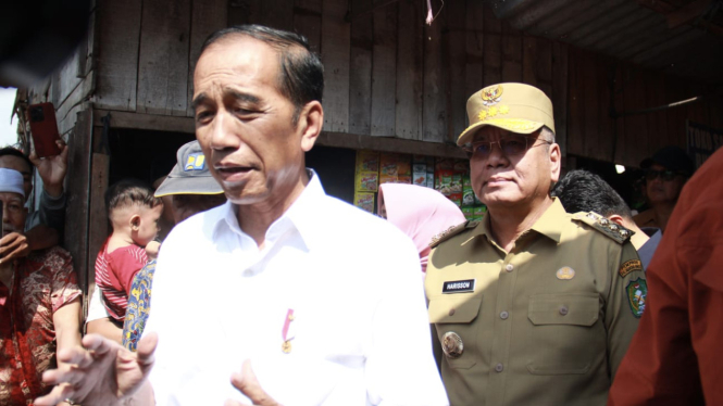 Presiden RI Joko Widodo memberikan keterangan pers usai meninjau Pasar Sebukit Rama, Kabupaten Mempawah, Provinsi Kalimantan Barat, Rabu 20 Maret 2024. 