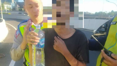 Polisi Lalu Lintas (Polantas) Selamatkan Pria Hendak Bunuh Diri