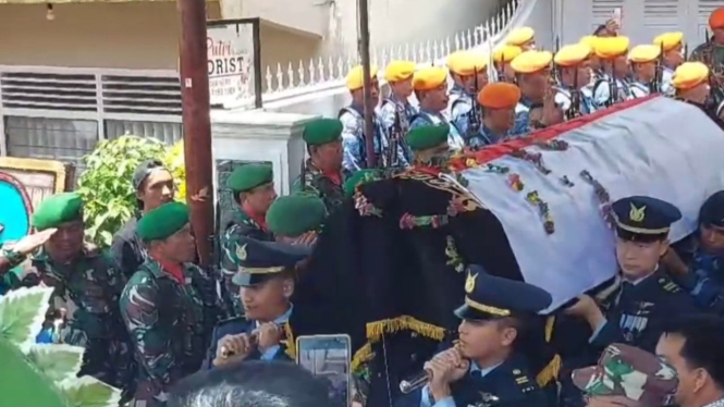 VIVA Militer: Prosesi pemakaman militer Lettu Pas Emil Yandri 