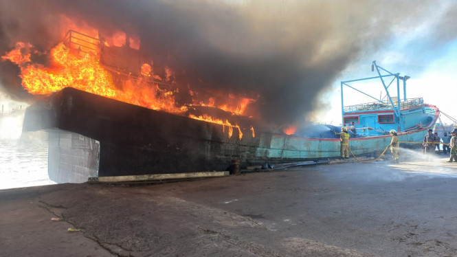 2 Kapal Terbakar di Muara Baru