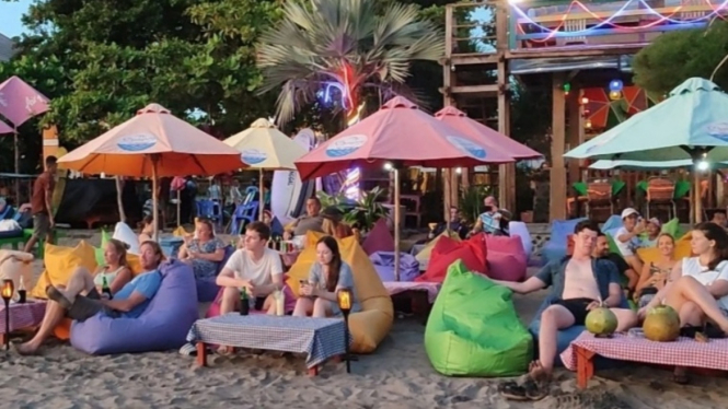 Bule-bule yang sedang menikmati sunset di pantai Double Six Seminyak, Bali 