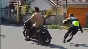 Hindari Razia, Pelajar di Lombok Tabrak Polisi hingga Terpental
