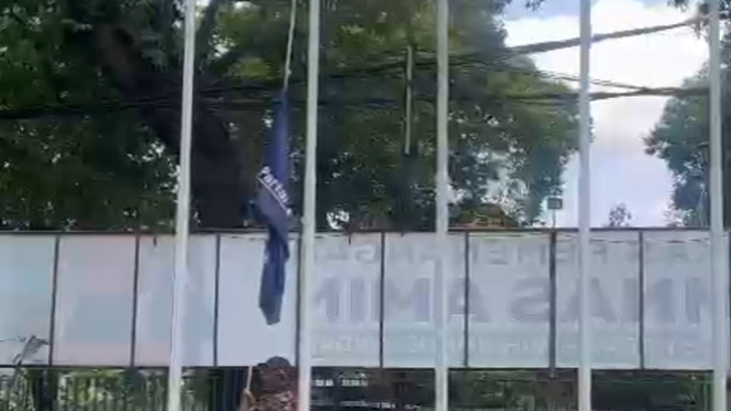 Seorang Relawan Timnas Amin nekat hendak turunkan bendera Partai Nasdem di markas Amin
