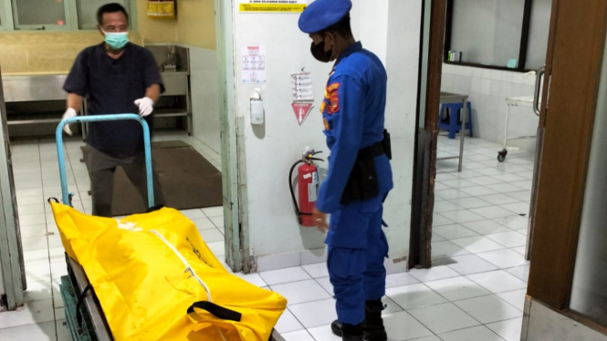 Petugas mengevakuasi mayat tergeletak di pinggir Pantai Kuta