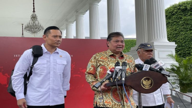 Menko Perekonomian Airlangga Hartarto (tengah) menyampaikan keterangan pers  