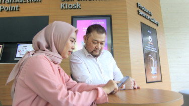 Nasabah PT Bank Muamalat Indonesia Tbk sedang membuka fitur Penerimaan Negara di aplikasi mobile banking Muamalat DIN. Saat ini, pengguna aktif di Muamalat DIN telah menembus angka setengah juta.[dok. Bank Muamalat]