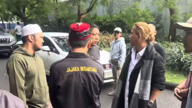 Bahar bin Smith atau Habib Bahar gerebek rumah mewah di Bekasi