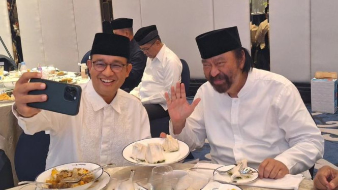 Anies Baswedan bersama Surya Paloh saat menghadiri buka puasa bersama Nasdem