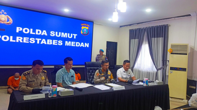 Kapolrestabes Medan, Kombes Pol. Teddy Marbun saat memberikan keterangan pers kasus pembunuhunan.(B.S.Putra/VIVA)