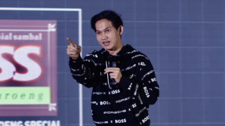 Richard Theodore Bagi-bagi Beras hingga Berton-ton