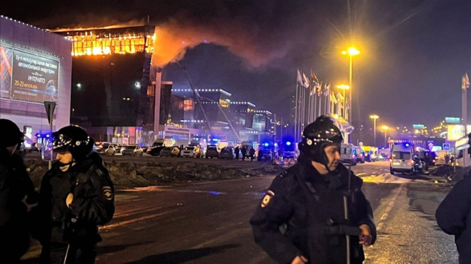 Ambulans, personel tiba di tempat konser Balai Kota Crocus dekat Moskow, Rusia