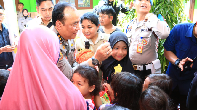 As SDM Kapolri Irjen Pol Dedi Prasetyo mengunjungi warga korban banjir di Demak