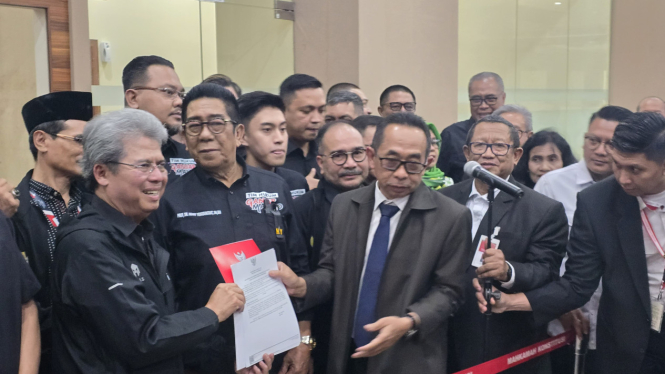TPN Ganjar-Mahfud resmi ajukan gugatan pilpres 2024 ke MK. 