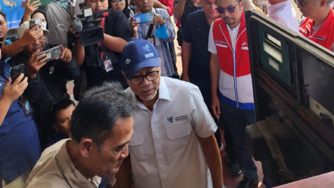 Menteri Perdagangan Republik Indonesia, Zulkifli Hasan bersama Direktur Pemasaran Regional Pertamina Patra Niaga, Mars Ega Legowo Putra mengecek langsung SPBU 34.41345 Jalan Tol Jakarta – Cikampek Rest Area KM 42