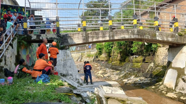 Proses pencarian Kurt Cobain di Sungai Brantas Jodipan, Malang. 