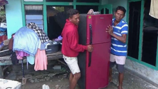Sejumlah warga saat mengamankan lemari pendingin miliknya di Dusun Prapat Tunggal, Desa Dekat Agung, Kecamatan Sangkapura, Bawean, Gresik, Jawa Timur, Minggu, 24 Maret 2024.