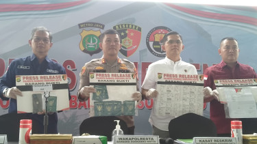 Polisi menunjukkan barang bukti TPPO di Bandara Soetta