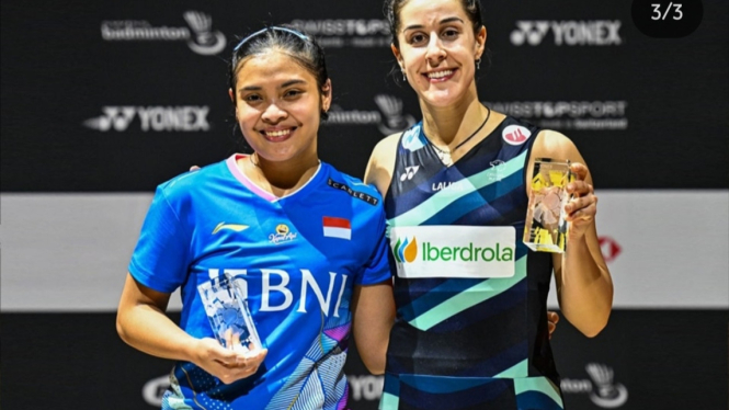 Gregoria Mariska Tunjung dan Carolina Marin